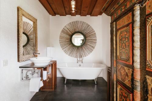 Sonnhof في باد ايشل: حمام مع حوض ومغسلة ومرآة