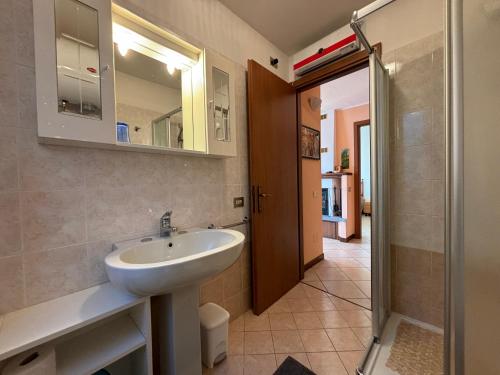 Ένα μπάνιο στο Stunning lake view apartment Peglio - Larihome A45