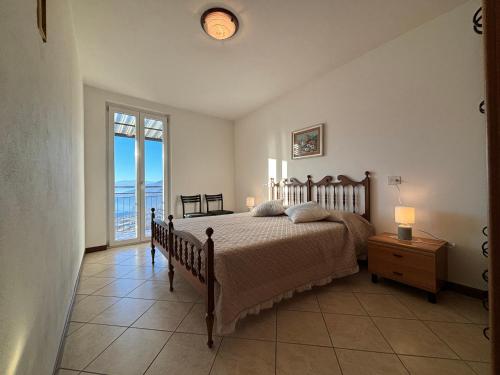Ένα ή περισσότερα κρεβάτια σε δωμάτιο στο Stunning lake view apartment Peglio - Larihome A45
