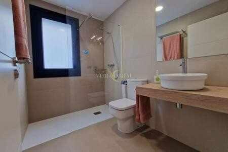 een badkamer met een toilet, een wastafel en een douche bij Chalet A un paso de Llanes in Llanes