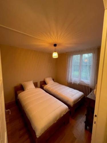 een slaapkamer met 2 bedden en een plafond bij Crouy Maison Pittoresque in Crouy