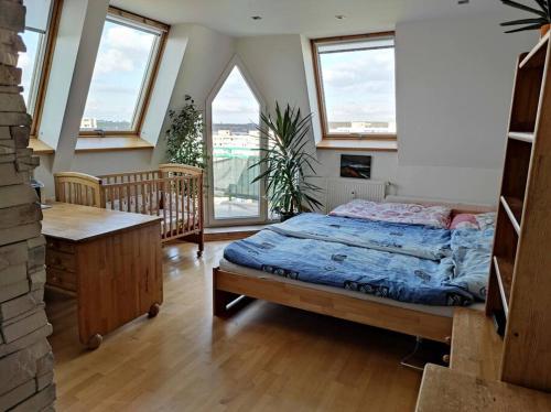 Un dormitorio con una cama en una habitación con ventanas. en Very comfortable flat for the whole family, en Praga