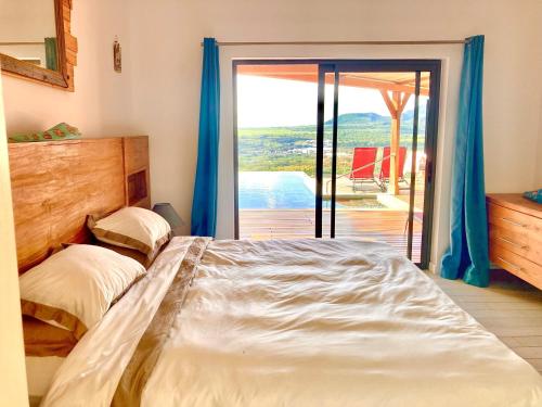 Tempat tidur dalam kamar di Villa Teranga avec vue panoramique sur la baie de Tamarin