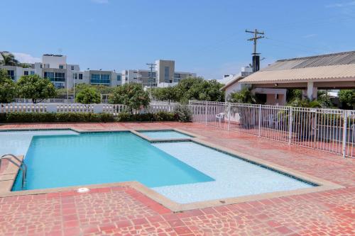 una grande piscina in un cortile di mattoni di Comodo y amplio apartamento en Valledupar cerca al Parque la Leyenda a Valledupar