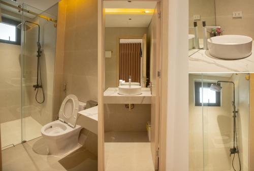 een badkamer met een toilet, een wastafel en een douche bij Light House Motel 978 in Long Hai