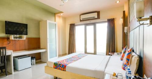 Un dormitorio con una cama grande y una ventana en DEVANSHI INN, en Navi Mumbai