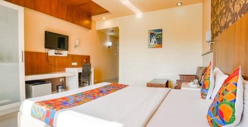 Habitación de hotel con cama y TV en DEVANSHI INN, en Navi Mumbai
