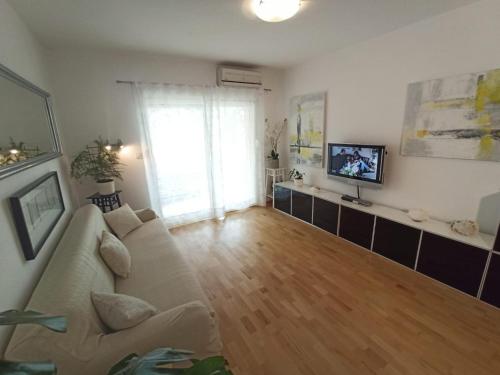 Apartment Ana with a Partial Sea View