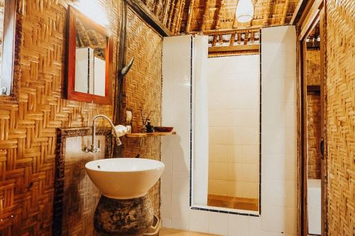 y baño con lavabo y ducha. en Sasak Experience, en Kuta Lombok