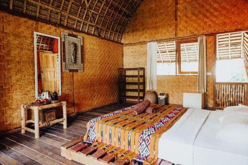 um quarto com uma cama grande num quarto em Sasak Experience em Kuta
