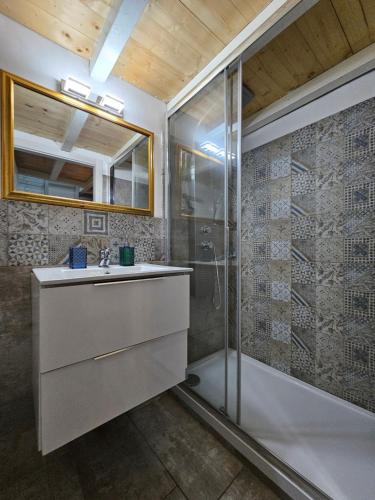 y baño con lavabo y ducha. en La Piccola Perla di Ortigia, en Siracusa