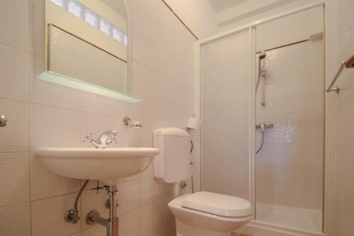 ノヴィグラード・イストラにあるViviana Damir A2のトイレ、洗面台、シャワー付きのバスルーム