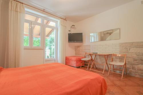 ノヴィグラード・イストラにあるViviana Damir A2のベッドとテーブルと椅子のある寝室