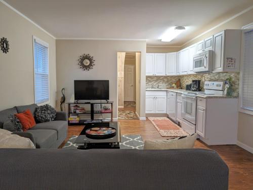 uma sala de estar com um sofá e uma cozinha em Niagara Apartment em Niagara Falls