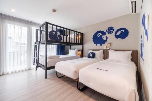 2 camas en una habitación con litera en Kokotel Krabi Ao Nang en Ao Nang