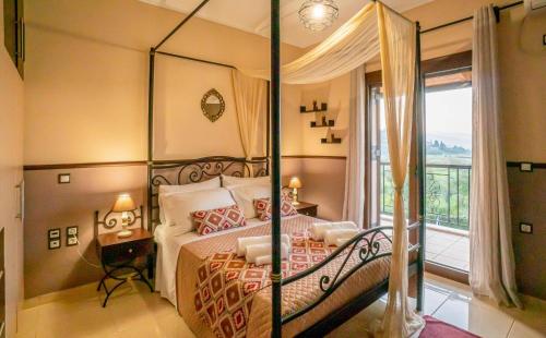 1 dormitorio con cama con dosel y balcón en Villa Maggie Alonia, en Méson Yerakaríon