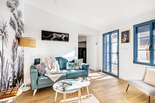 a living room with a couch and a table at Le Patio d'Arlou & Spa - Relaxant et romantique in Fabrezan