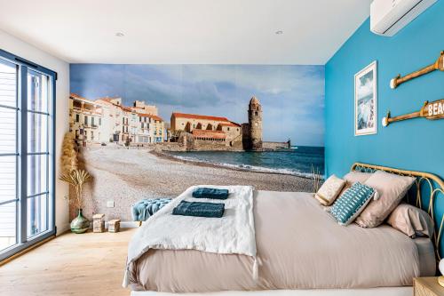 1 dormitorio con 1 cama y una pintura de playa en Le Patio d'Arlou & Spa - Relaxant et romantique, en Fabrezan