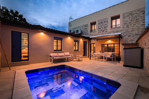 a swimming pool in front of a house at Le Patio d'Arlou & Spa - Relaxant et romantique in Fabrezan