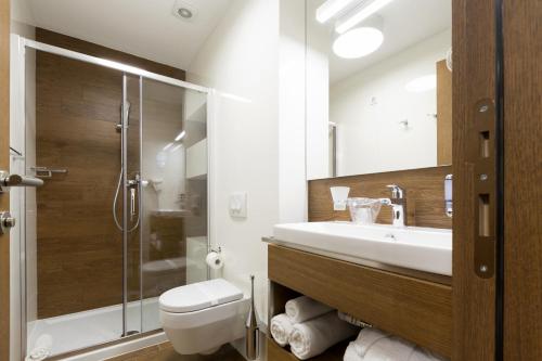 La salle de bains est pourvue de toilettes, d'un lavabo et d'une douche. dans l'établissement Home Stay Jirr, 