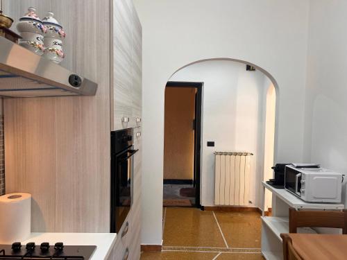 een keuken met een fornuis oven naast een magnetron bij Relax & Mare in Rapallo