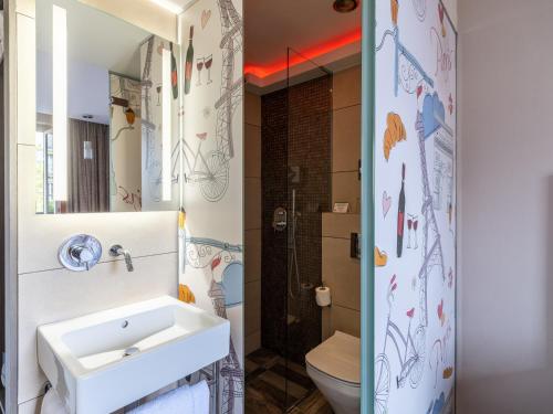 een badkamer met een wastafel en een toilet bij Hotel Minerve in Parijs