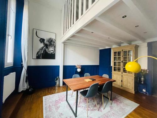 貝桑松的住宿－Grand Duplex，一间带木桌和椅子的用餐室