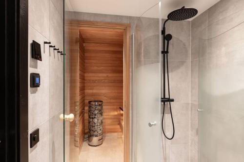 bagno con doccia e porta in vetro di Åre View a Åre