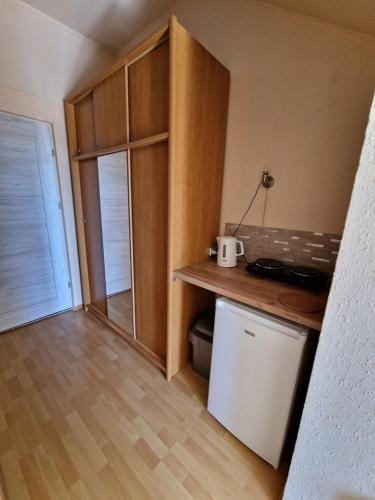 eine kleine Küche mit einer Theke und einem Kühlschrank in der Unterkunft Dom Gościnny Roksana in Rewal