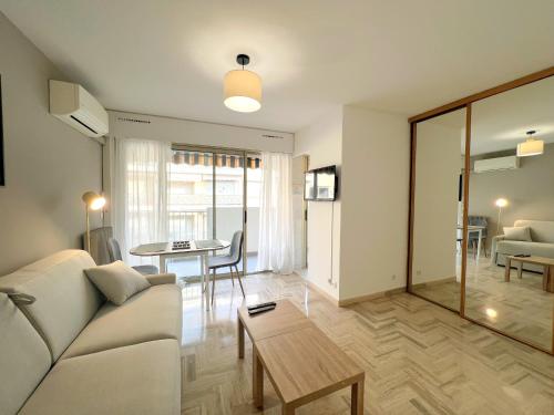 un salon avec un canapé et une table dans l'établissement LM Studio by Welcome to Cannes, à Cannes