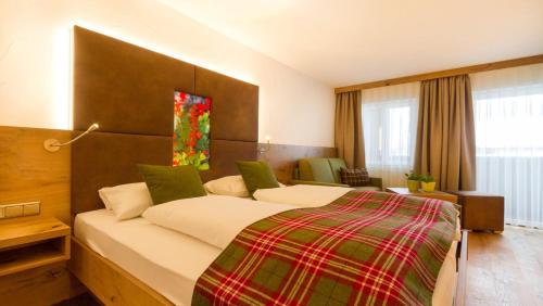 Una cama o camas en una habitación de Kienle - das Kräuterhotel