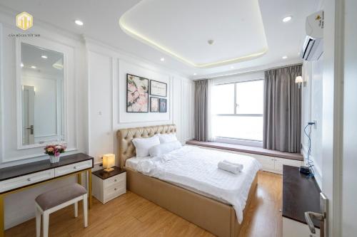 - une chambre avec un lit, un bureau et un miroir dans l'établissement Sunrise City View Apartment D7 - Ho Chi Minh, à Hô-Chi-Minh-Ville
