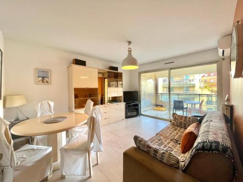 Cannes center 2, by Welcome to Cannes