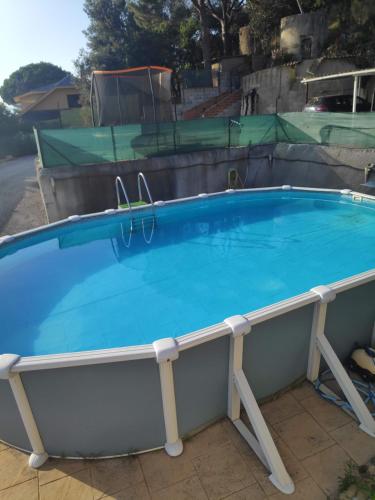 uma grande piscina com água azul em Apartamento independiente en plena naturaleza Vallromanes Barcelona em Vallromanes