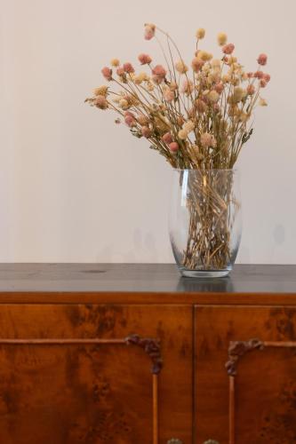 a vase of flowers sitting on top of a table at Warsaw Pruszków Park View Comfortable Apartments by Noclegi Renters in Pruszków