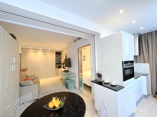 Il comprend une cuisine et un salon avec une table. dans l'établissement Marema appartement, by Welcome to Cannes, à Cannes