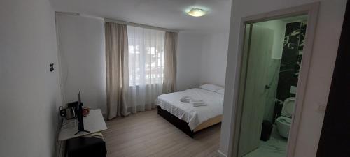 Giường trong phòng chung tại Antic house