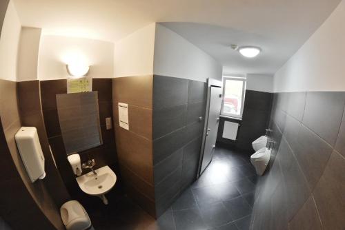 Un baño de Noclegi Bytom - OPAL