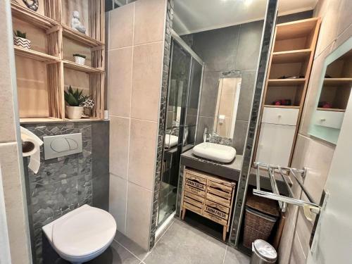 une salle de bain avec toilettes, lavabo et douche dans l'établissement Jolies Lavandes, by Welcome to Cannes, à Cannes