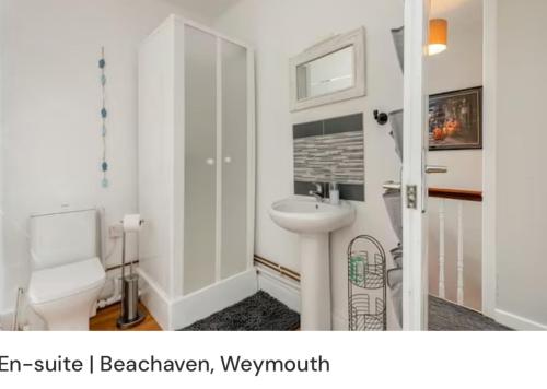 uma casa de banho com um lavatório e um WC em Beachaven (7 Bedroom/5 Bathroom) em Weymouth