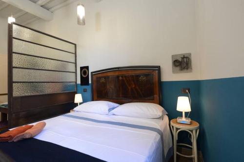 - une chambre avec un grand lit blanc et deux lampes dans l'établissement Mugnone house, à Florence