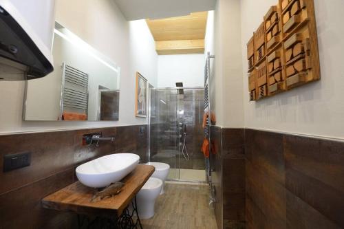 La salle de bains est pourvue d'un lavabo, de toilettes et d'une douche. dans l'établissement Mugnone house, à Florence