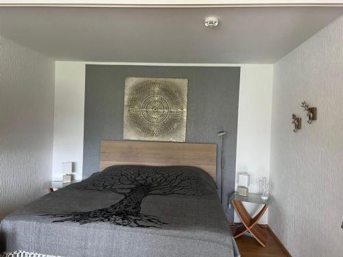 een slaapkamer met een bed met een boomontwerp bij NEU! Ferienwohnung Lieblingsplatz OG in Altenau