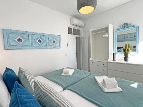 Schlafzimmer mit einem Bett in Blau und Weiß in der Unterkunft Casa Figueiras - Tavira in Tavira