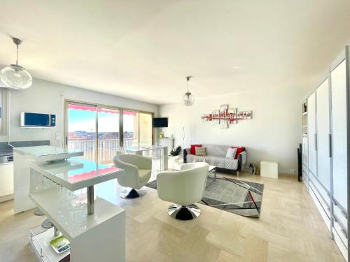 Petit Juas by Welcome to Cannes