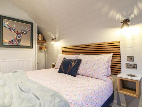 1 dormitorio con 1 cama con una foto de ciervo en la pared en Yes Deer en Ashbourne