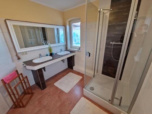 ein Bad mit 2 Waschbecken und einer Dusche in der Unterkunft Finca Wismaria - Wismar s Wohlfühlplatz - ABC353 in Wismar