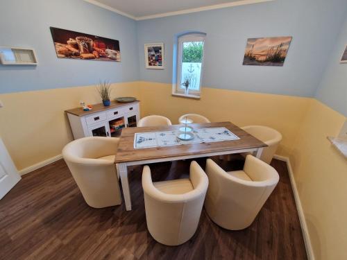 ein Esszimmer mit einem Tisch und Stühlen in der Unterkunft Finca Wismaria - Wismar s Wohlfühlplatz - ABC353 in Wismar
