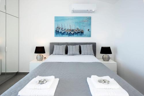 Ένα ή περισσότερα κρεβάτια σε δωμάτιο στο Unparalleled Luxury Awaits - 6 Bedrooms - Villa Lucas Thea Pyrgi - Private Pools & Breathtaking Views - Your Dream Corfu Escape