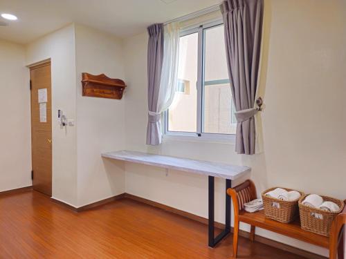 a room with a table and a window at Kenting Garden Homestay in Kenting